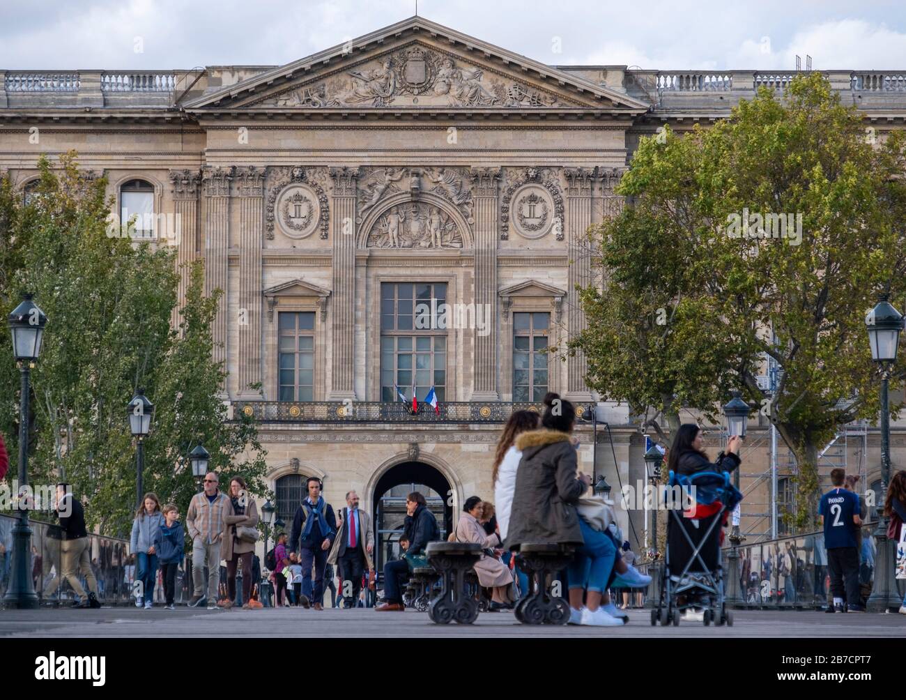 Vista laterale del Museo del Louvre a Parigi, Francia, Europa Foto Stock