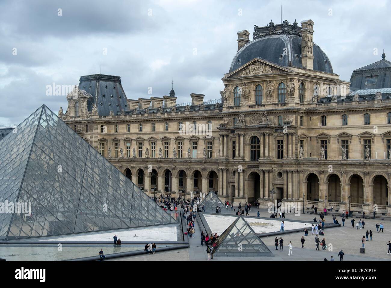 Il Museo del Louvre e la piramide di vetro a Parigi, Francia, Europa Foto Stock