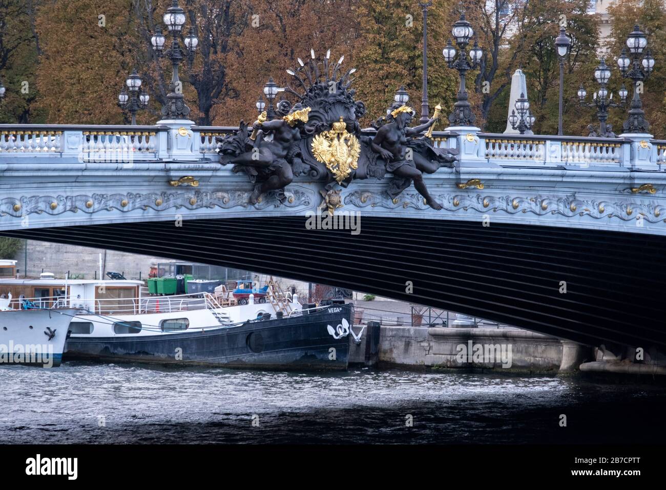Ninfe delle sculture della Senna sul ponte Pont Alexandre III sulla Senna a Parigi, Francia, Europa Foto Stock