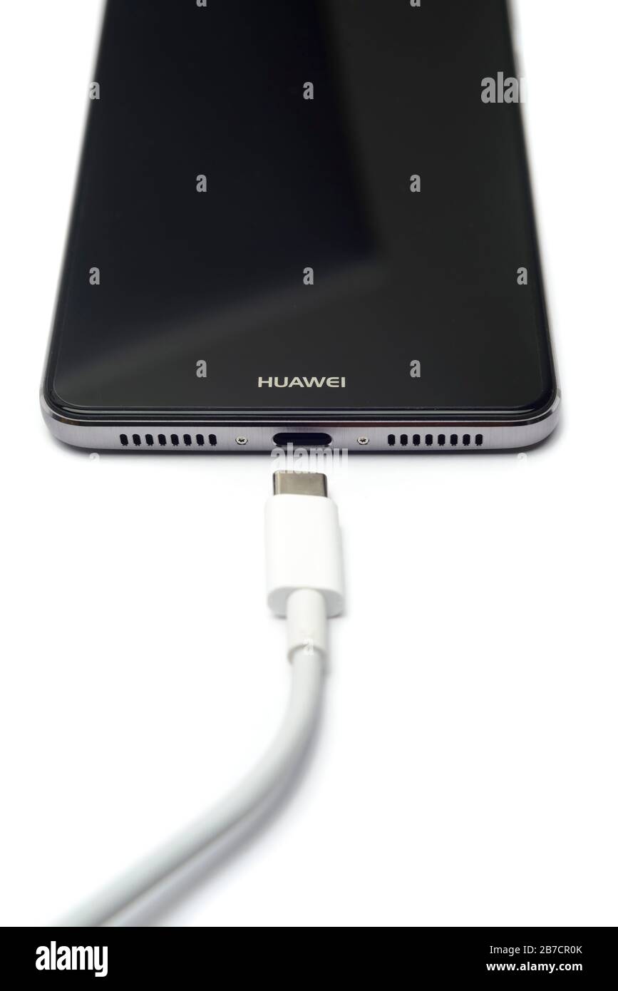 Smartphone Huawei con cavo di ricarica USB di tipo C. Foto Stock
