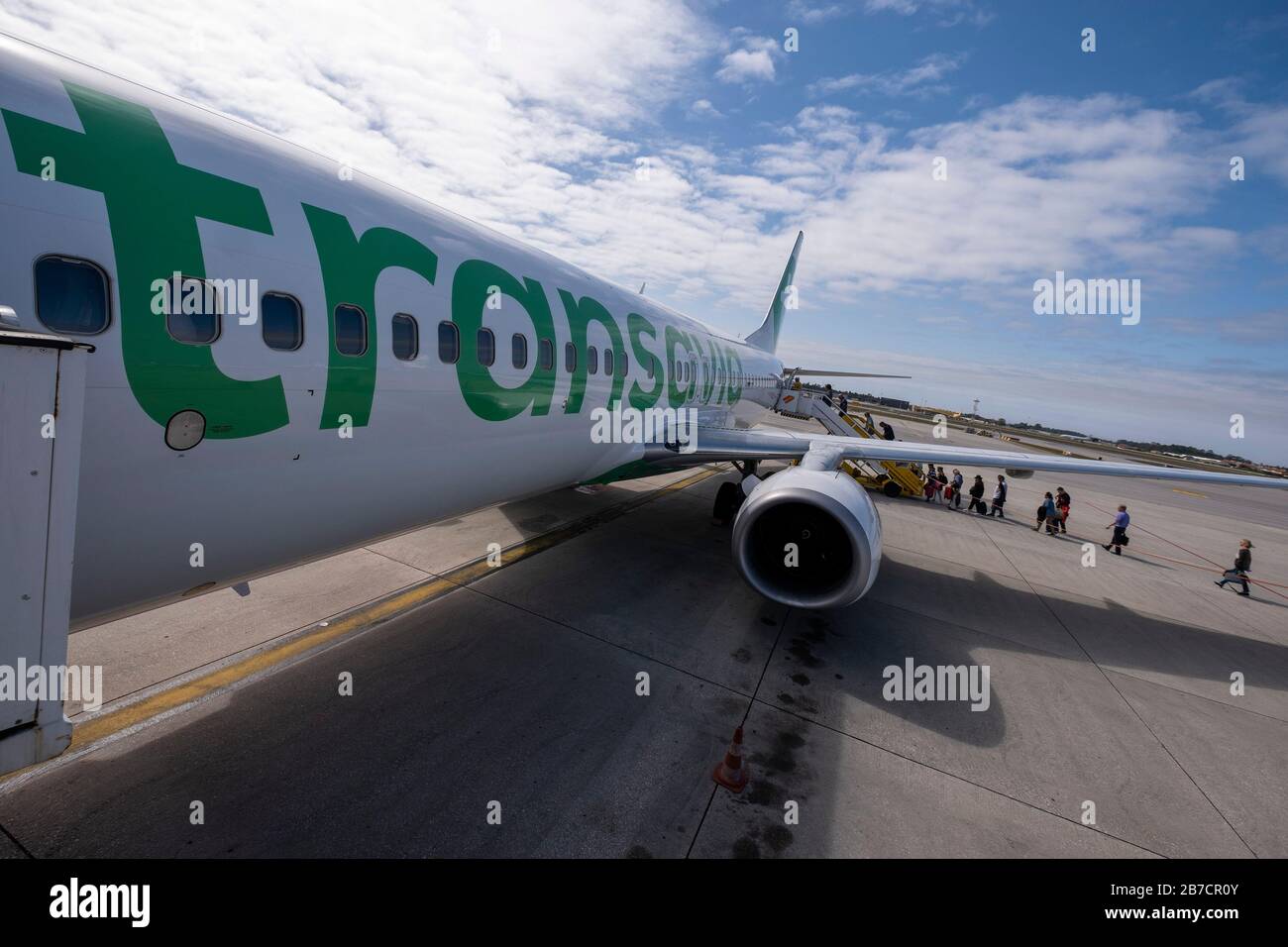 Passeggeri a bordo di un aereo Transavia su una pista dell'aeroporto Foto Stock