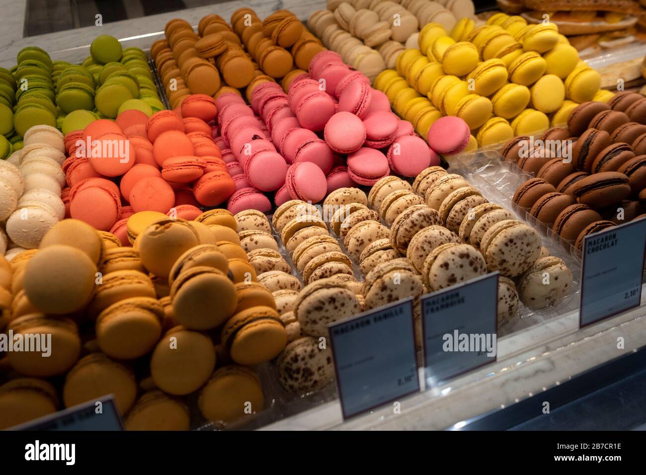 Macaroon colorati in vendita a Parigi, Francia, Europa Foto Stock