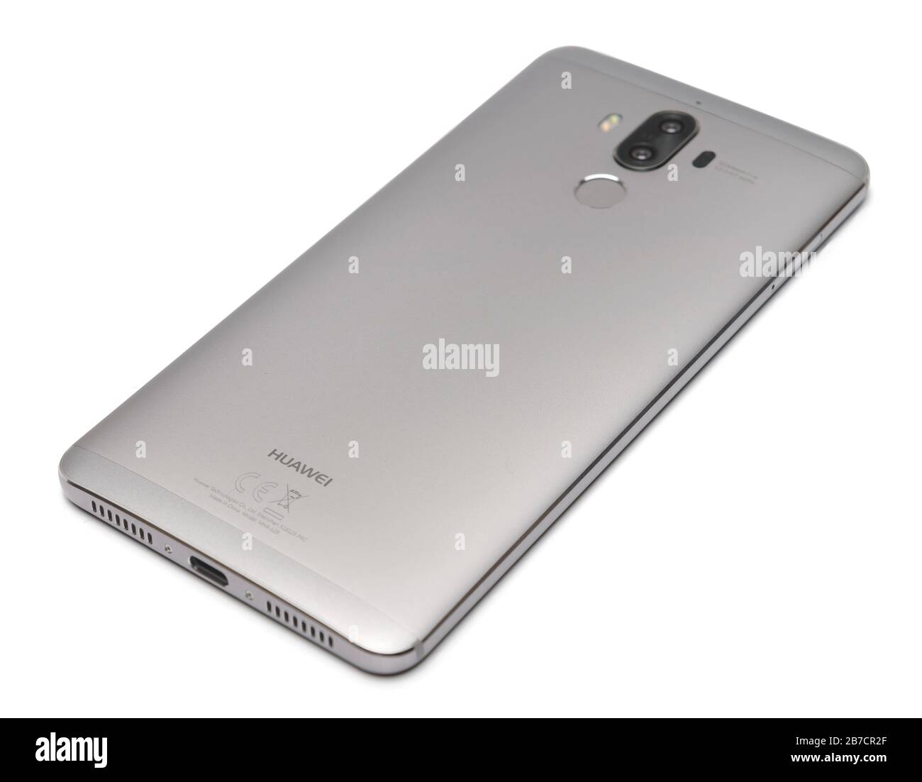 Vista posteriore di uno smartphone Huawei Mate 9 con due obiettivi per fotocamera e uno scanner per impronte digitali isolato su sfondo bianco Foto Stock