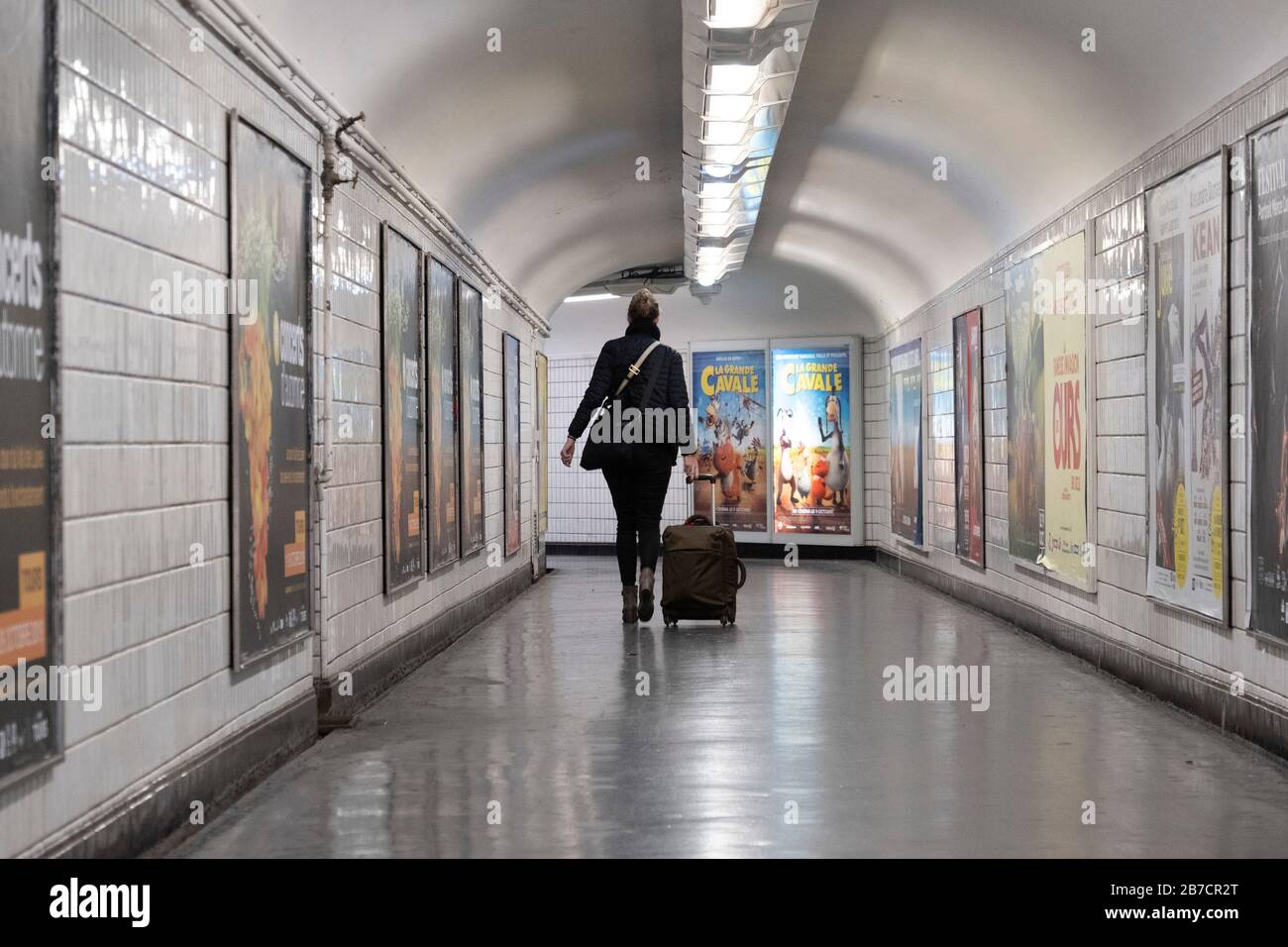 Donna con valigia a rotelle a piedi nella metropolitana parigina a Parigi, Francia, Europa Foto Stock