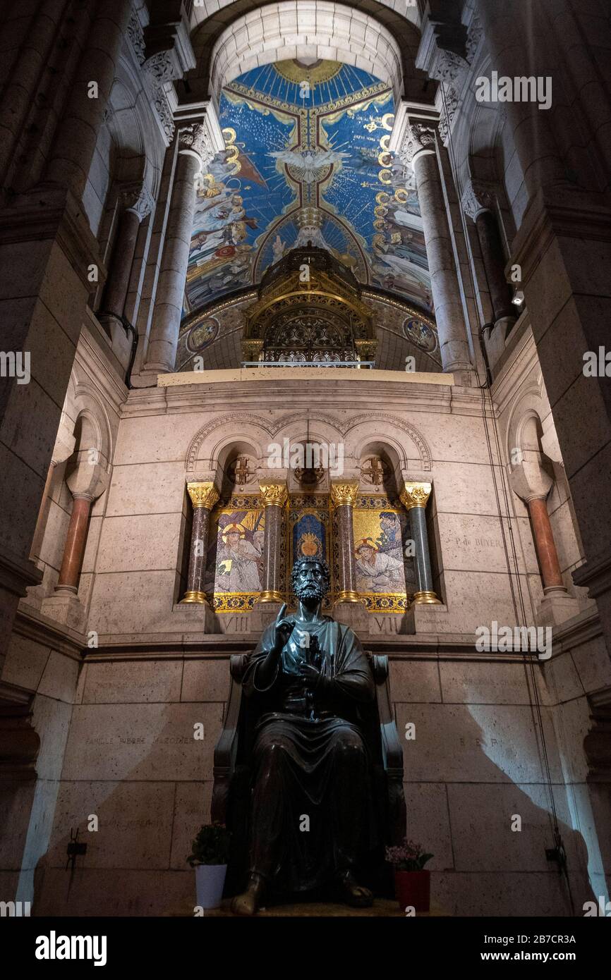 Statua di San Pietro all'interno della Basilica del Sacro cuore di Parigi a Parigi, Francia, Europa Foto Stock