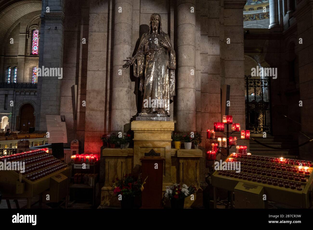 Statua della Vergine Maria con Gesù Bambino alla Basilica del Sacro cuore di Parigi a Parigi, Francia, Europa Foto Stock