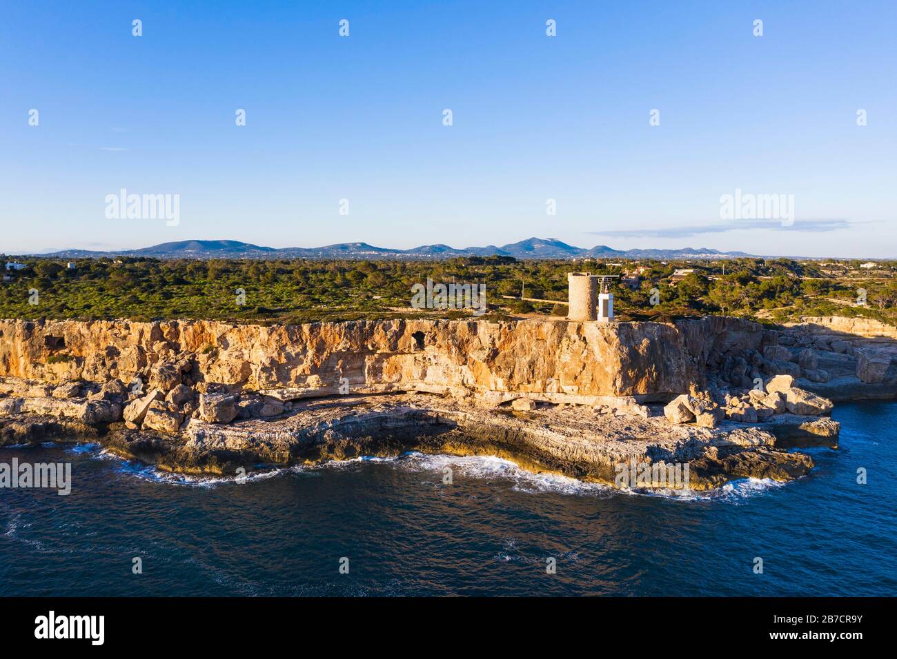 Costa ripida con torre di avvistamento Torre d'en Beu vicino Cala Figuera, vicino a Santanyi, vista aerea, regione di Migjorn, Mar Mediterraneo, Maiorca, Baleari Foto Stock