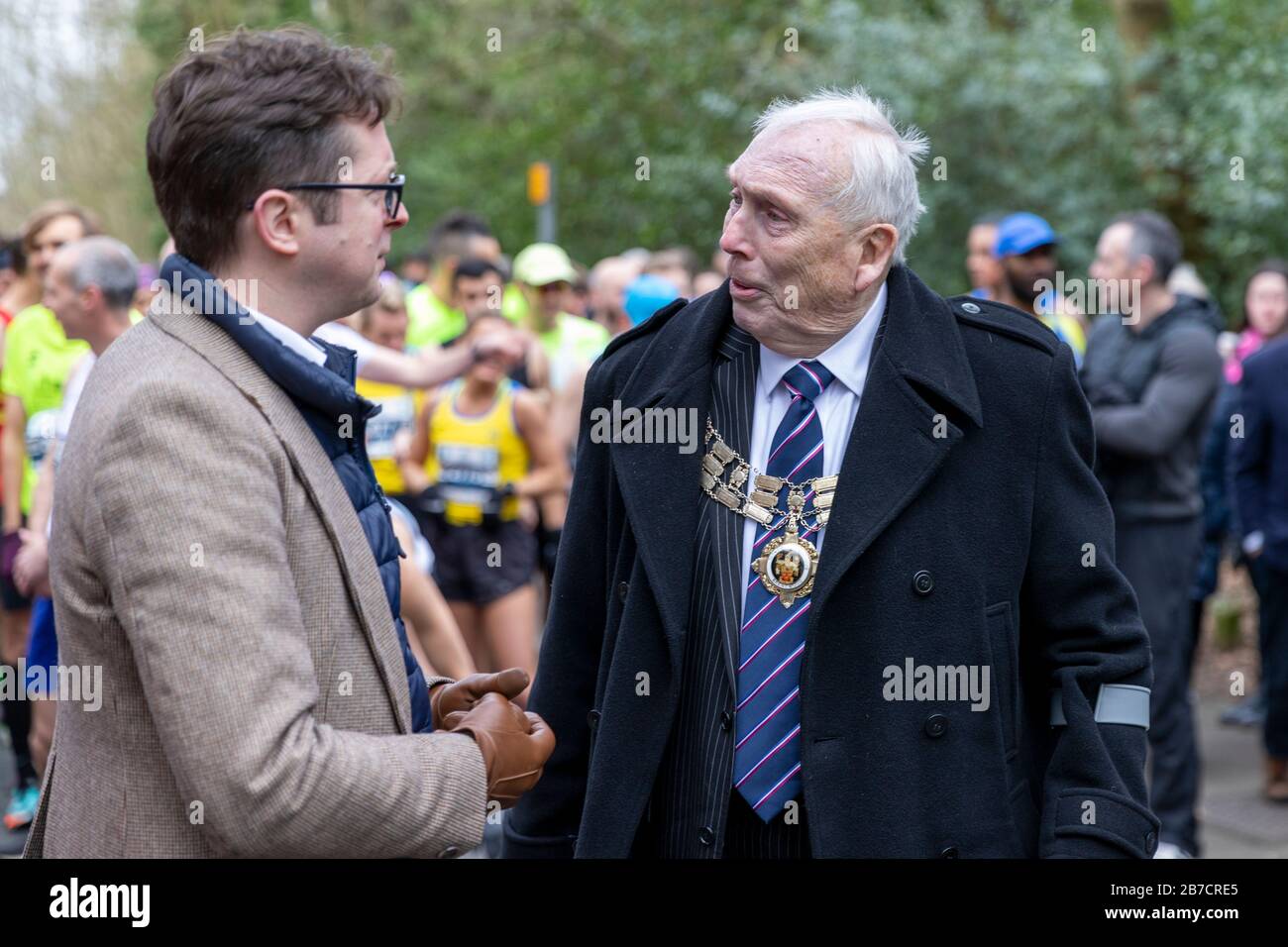 Essex, Regno Unito. 15 marzo 2020. Il conservatore MP Alex Burghart e il sindaco di Brentwood frequentano la Mezza maratona di Brentwood e Fun Run a Brentwood, Essex oggi. Molti corridori hanno ancora partecipato alle gare, tuttavia tutte le cerimonie post gara sono state annullate a causa dei timori di Coronavirus. . Credito: Ricci Fothergill/Alamy Live News Foto Stock