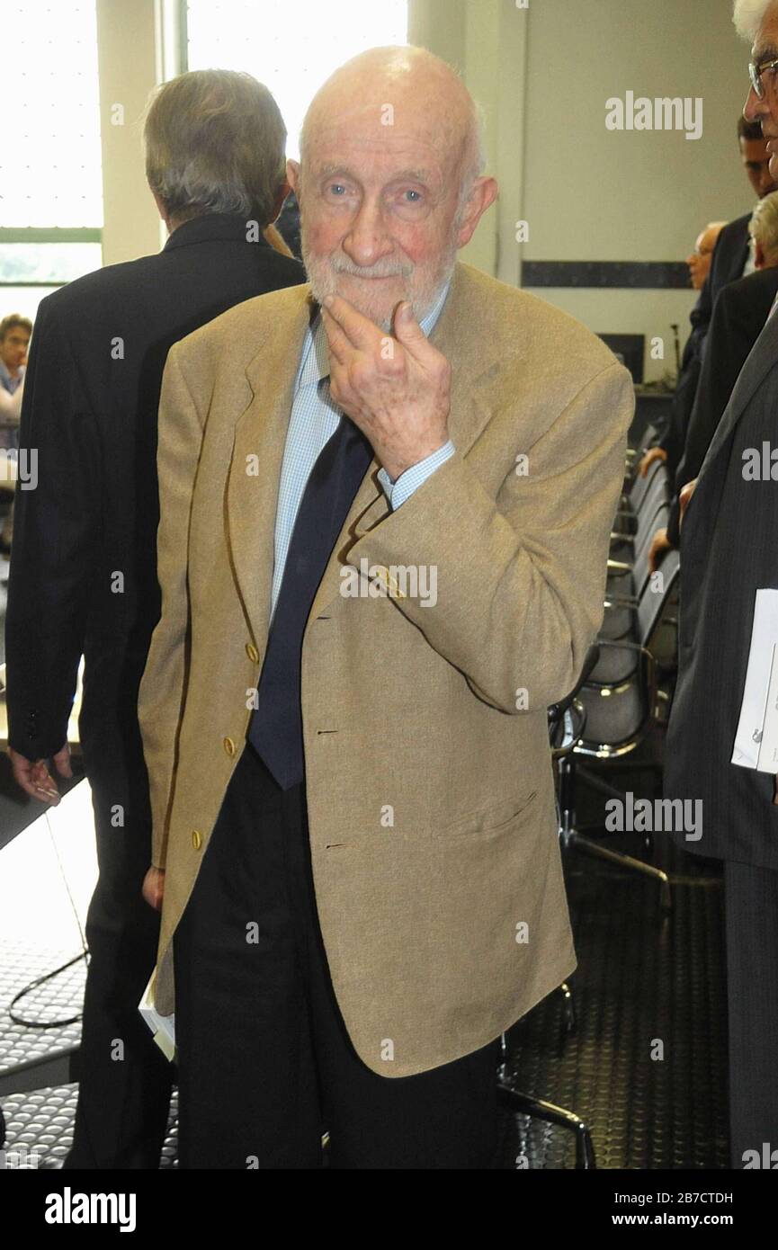 Incontro "L'ITALIA CHE LASCIAMO QUELLO CHE TROVIAMO" A BOCCONI - NELLA FOTO VITTORIO GREGOTTI (ANGOLO OPACO/Fotogramma, MILANO - 2013-09-26) ps la foto è utilizzabile nel rispetto del contesto in cui è stata scattata, E senza intenti diffamatori della dignità del popolo rappresentato (MATT CORNER/Fotogramma, Archive Photos - 2020-03-15) p.s. la foto e' utilizzabile nel rispetto del contenuto in cui e' stata vista, e senza intenti a diffamatorio del decoro delle persone presentatate Foto Stock