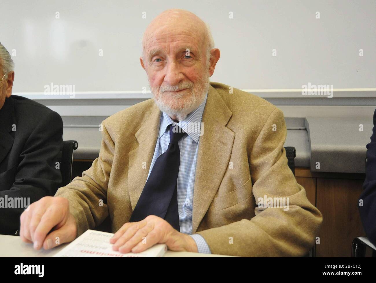 Incontro "L'ITALIA CHE LASCIAMO QUELLO CHE TROVIAMO" A BOCCONI - NELLA FOTO VITTORIO GREGOTTI (ANGOLO OPACO/Fotogramma, MILANO - 2013-09-26) ps la foto è utilizzabile nel rispetto del contesto in cui è stata scattata, E senza intenti diffamatori della dignità del popolo rappresentato (MATT CORNER/Fotogramma, Archive Photos - 2020-03-15) p.s. la foto e' utilizzabile nel rispetto del contenuto in cui e' stata vista, e senza intenti a diffamatorio del decoro delle persone presentatate Foto Stock
