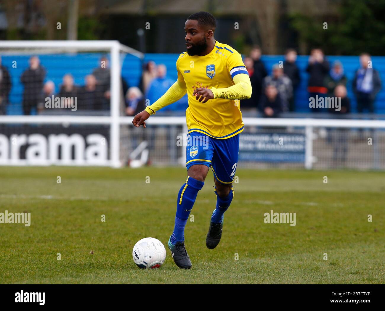 David Olufemi di Concord Rangers in azione durante la Vanarama National League South Match tra Concord Rangers e Tonbridge Angels a Thames Road Foto Stock