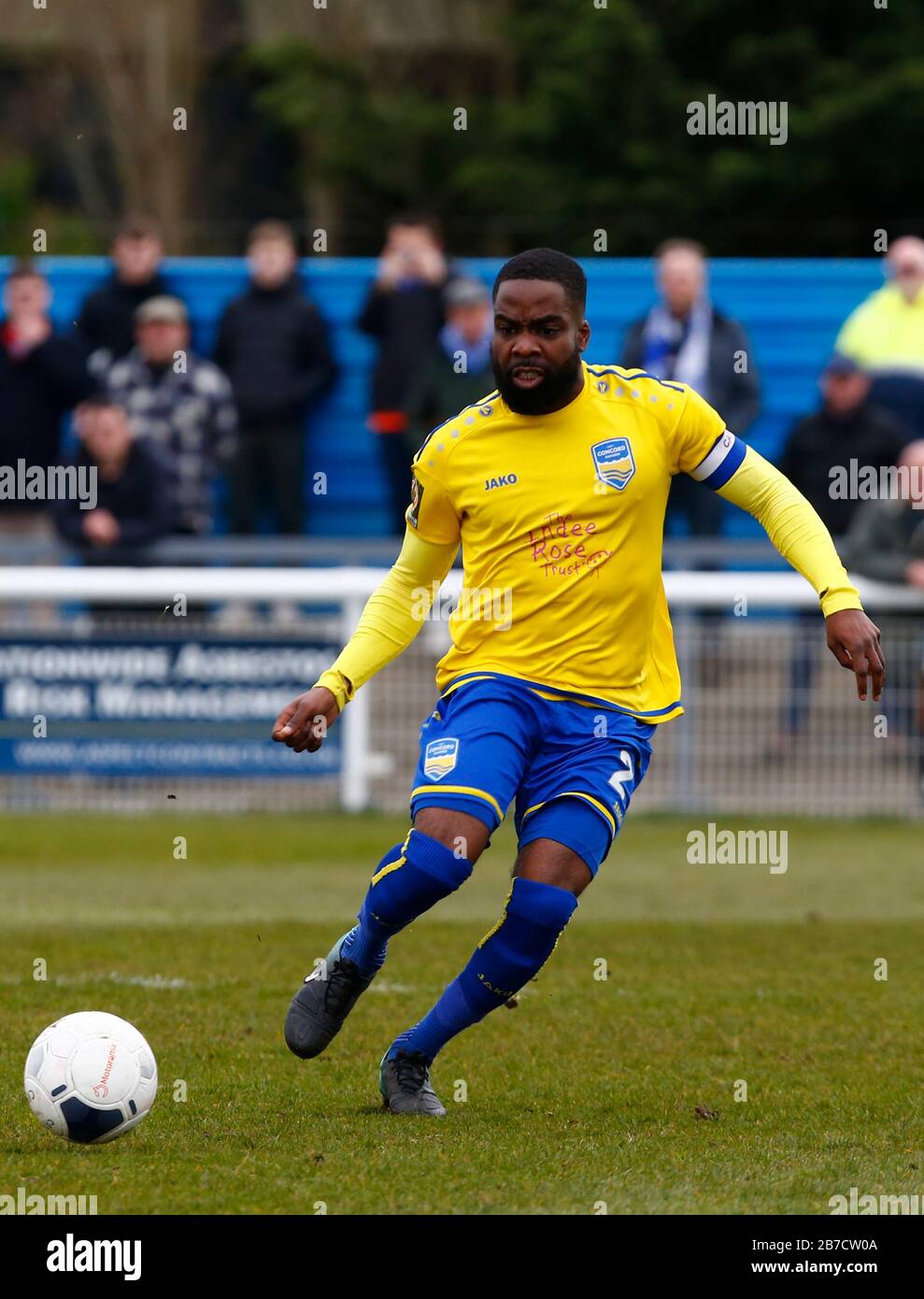 David Olufemi di Concord Rangers in azione durante la Vanarama National League South Match tra Concord Rangers e Tonbridge Angels a Thames Road Foto Stock