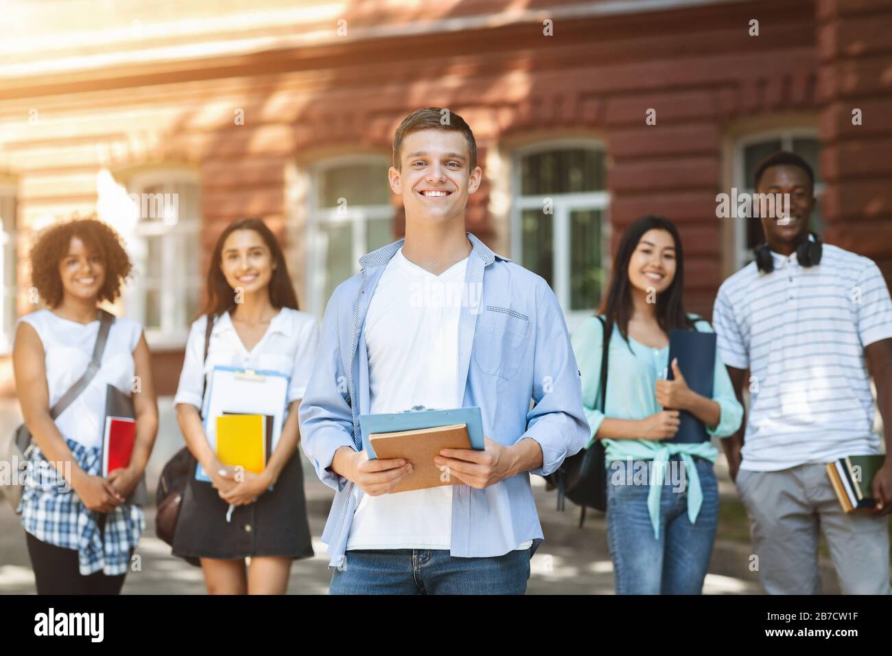Concetto di Student leader. Bel Teen Guy posa all'aperto del campus universitario Foto Stock