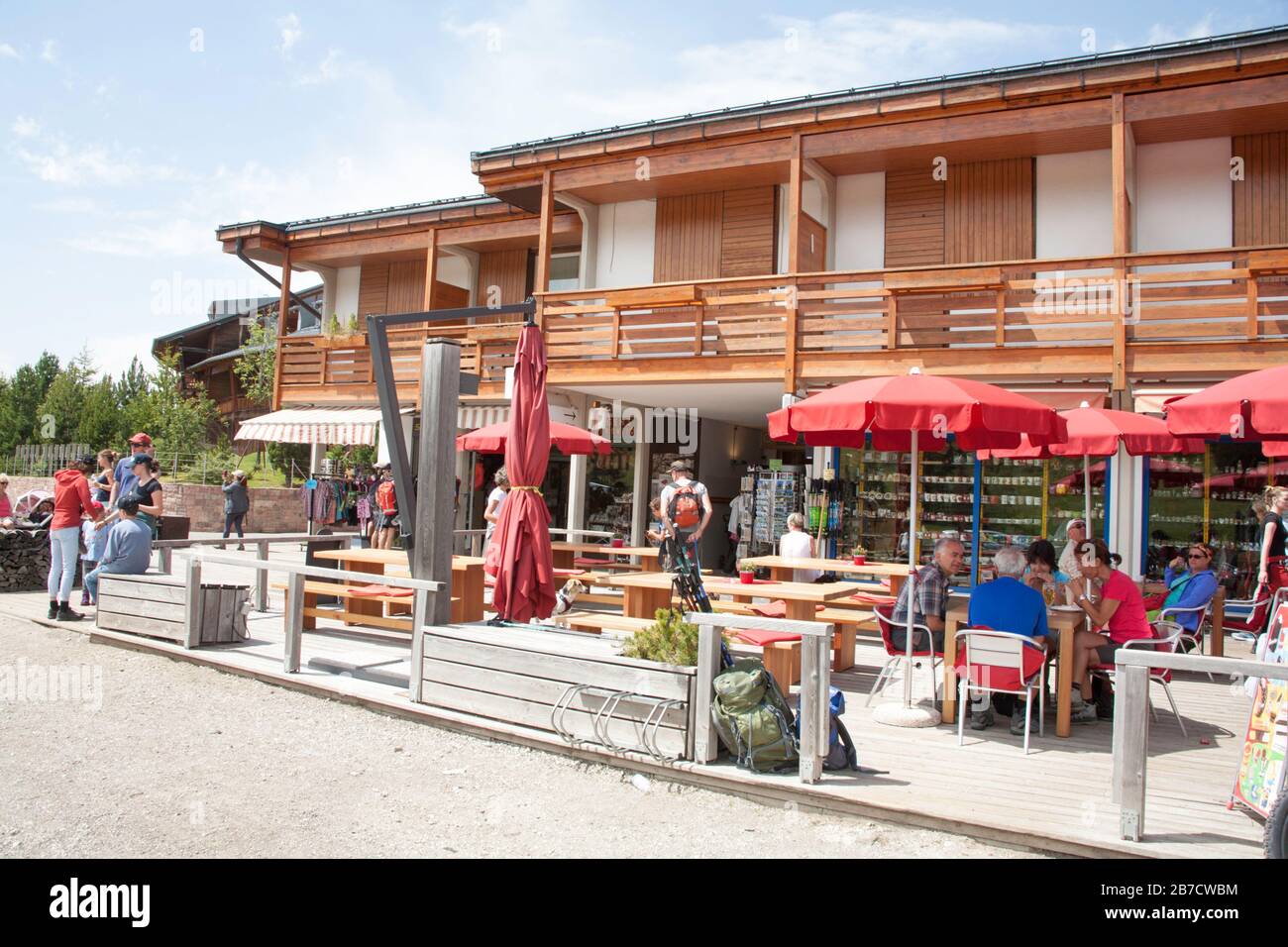 Caffè ristoranti negozi il paese di Kompatsch l'Alpe di Siusi sopra le Dolomiti Val Gardena Alto Adige Italia Foto Stock