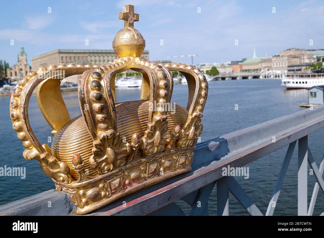 Skeppsholm Bridge (Skeppsholmsbron) con la sua famosa corona d'oro a Stoccolma, Svezia Foto Stock