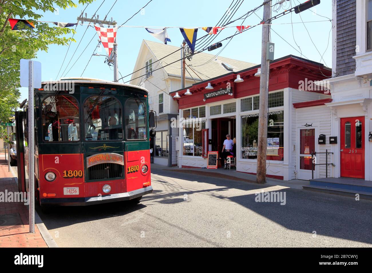 Autobus trolly rosso alla fermata dell'autobus su Commercial Street Foto Stock