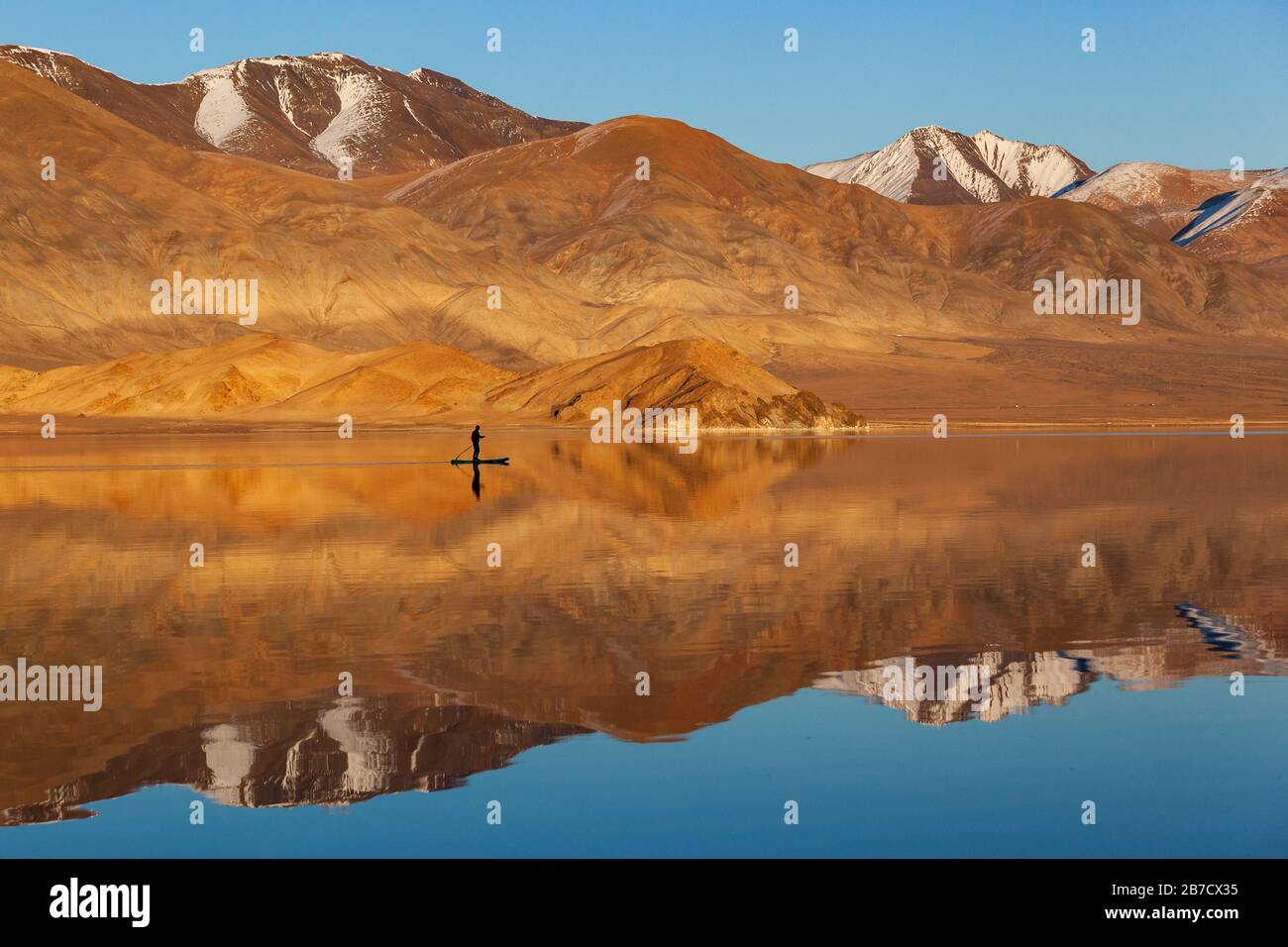 SUP imbarco specchio riflesso in lago calmo. Luce del mattino. Mongolia occidentale Foto Stock