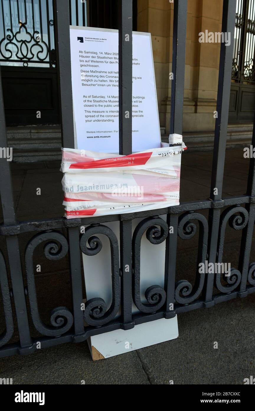 Berlino, Germania. 14 Marzo 2020. L'Isola dei Musei è densa. Da venerdì i teatri, le opere e le sale da concerto di Berlino sono stati completamente chiusi, così come i musei, i memoriali e le biblioteche. La maggior parte dei teatri privati segue l'esempio delle istituzioni culturali statali. Anche le scuole e i centri di assistenza diurna chiuderanno la prossima settimana. Credit: Geisler-Fotopress Gmbh/Alamy Live News Foto Stock