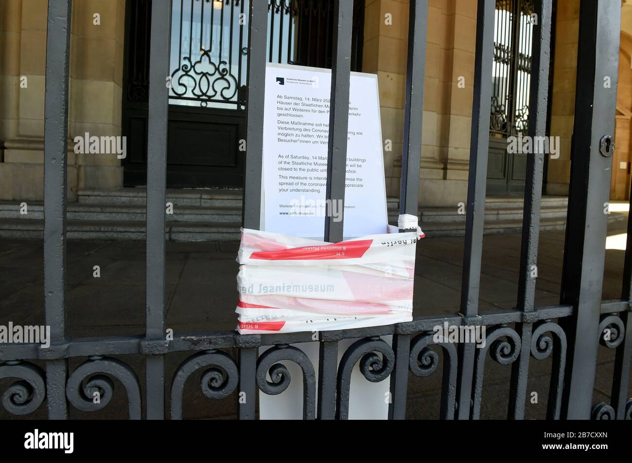Berlino, Germania. 14 Marzo 2020. L'Isola dei Musei è densa. Da venerdì i teatri, le opere e le sale da concerto di Berlino sono stati completamente chiusi, così come i musei, i memoriali e le biblioteche. La maggior parte dei teatri privati segue l'esempio delle istituzioni culturali statali. Anche le scuole e i centri di assistenza diurna chiuderanno la prossima settimana. Credit: Geisler-Fotopress Gmbh/Alamy Live News Foto Stock