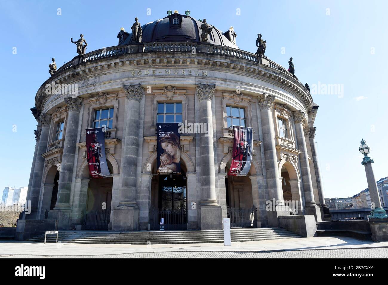 Berlino, Germania. 14 Marzo 2020. Il Museo del Bode è chiuso. Da venerdì i teatri, le opere e le sale da concerto di Berlino sono stati completamente chiusi, così come i musei, i memoriali e le biblioteche. La maggior parte dei teatri privati segue l'esempio delle istituzioni culturali statali. Anche le scuole e i centri di assistenza diurna chiuderanno la prossima settimana. Credit: Geisler-Fotopress Gmbh/Alamy Live News Foto Stock