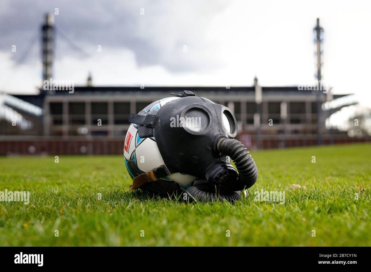 Un pallone da calcio con maschera a gas di fronte allo stadio Rheinenergie di Colonia (Germania). Foto Stock