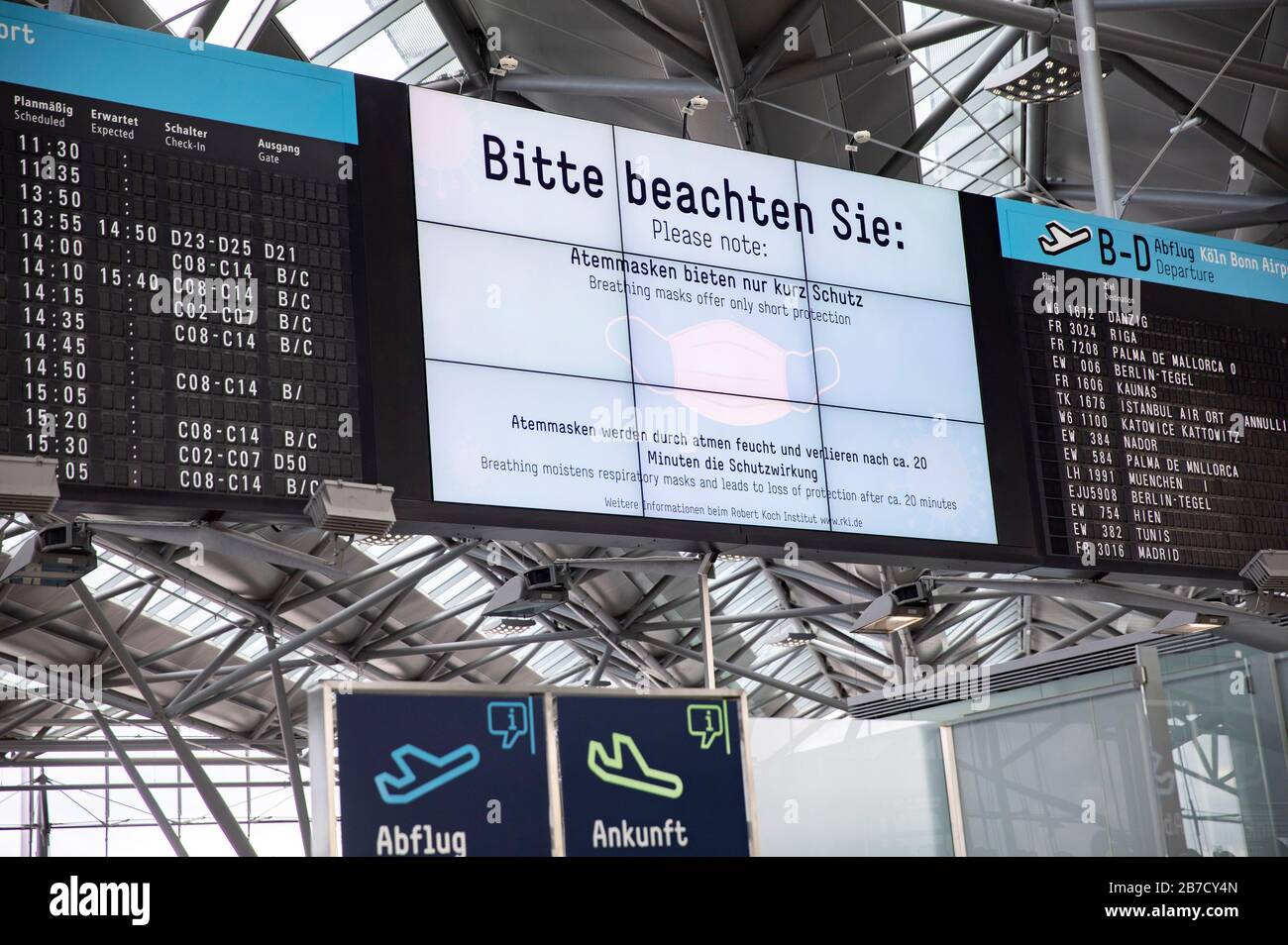 Monitoraggio delle informazioni presso l'aeroporto di Colonia/Bonn per le precauzioni relative alla diffusione mondiale del virus corona Credit: Geisler-Fotopress GmbH/Alamy Live News Foto Stock