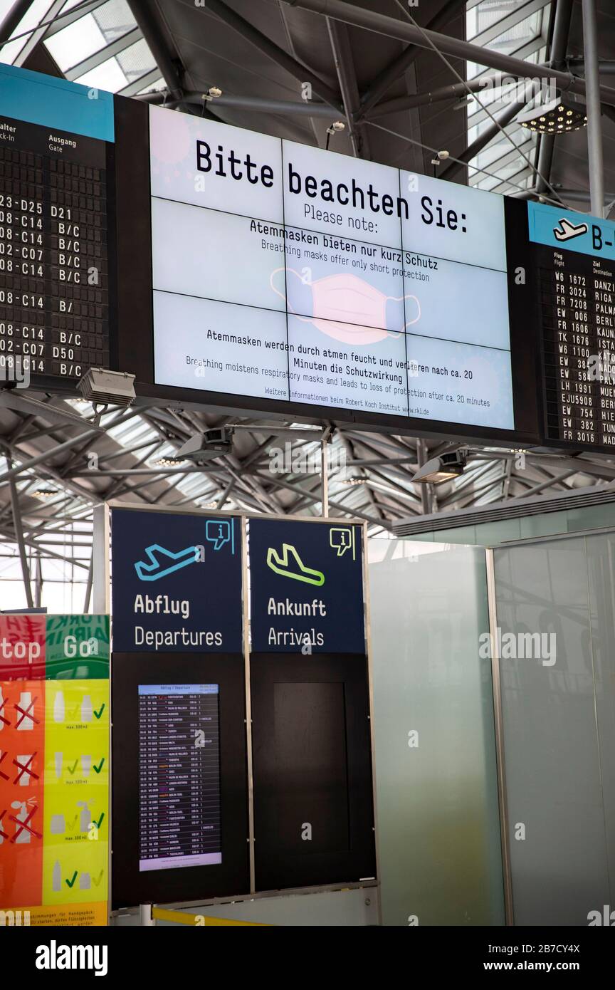 Monitoraggio delle informazioni presso l'aeroporto di Colonia/Bonn per le precauzioni relative alla diffusione mondiale del virus corona Credit: Geisler-Fotopress GmbH/Alamy Live News Foto Stock
