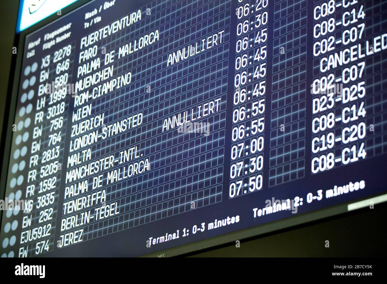 Scheda informativa all'aeroporto di Colonia/Bonn per la cancellazione dei voli in relazione alla diffusione mondiale del virus corona Credit: Geisler-Fotopress GmbH/Alamy Live News Foto Stock