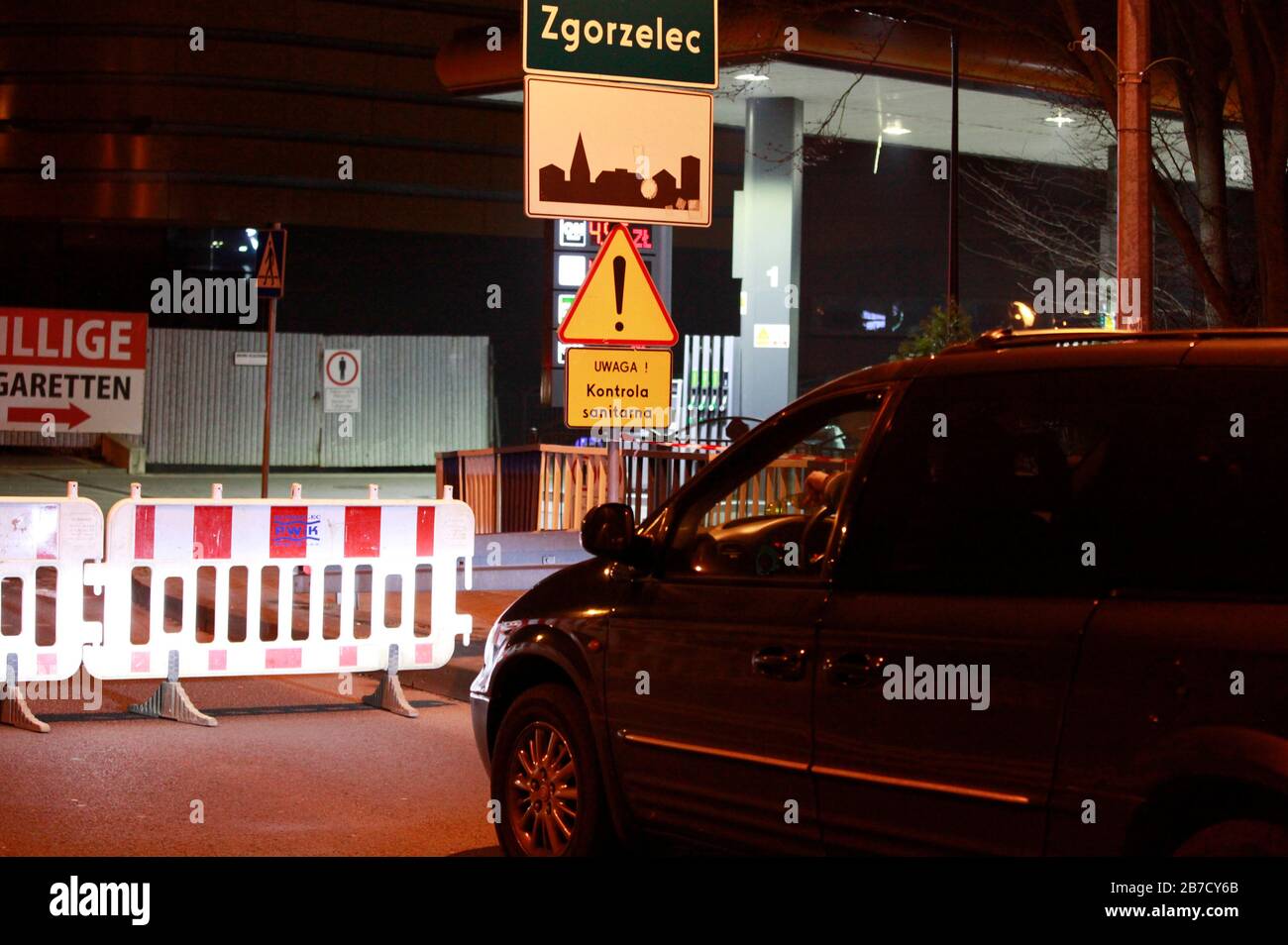 Gorlitz, Polonia. 15 Mar 2020. A mezzanotte, a causa della crisi di Corona, la Polonia chiude il confine per gli stranieri sul ponte cittadino tra Görlitz (Germania) e Zgorzelec (Polonia). Credit: Geisler-Fotopress Gmbh/Alamy Live News Foto Stock