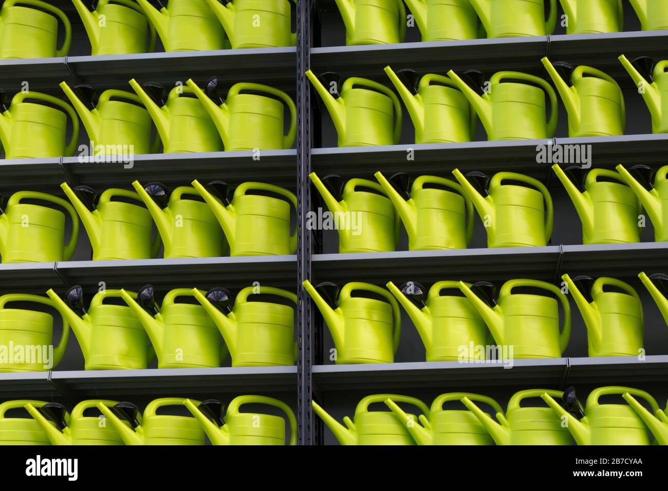 File di lattine di plastica verde per la decorazione sulla parete Foto Stock