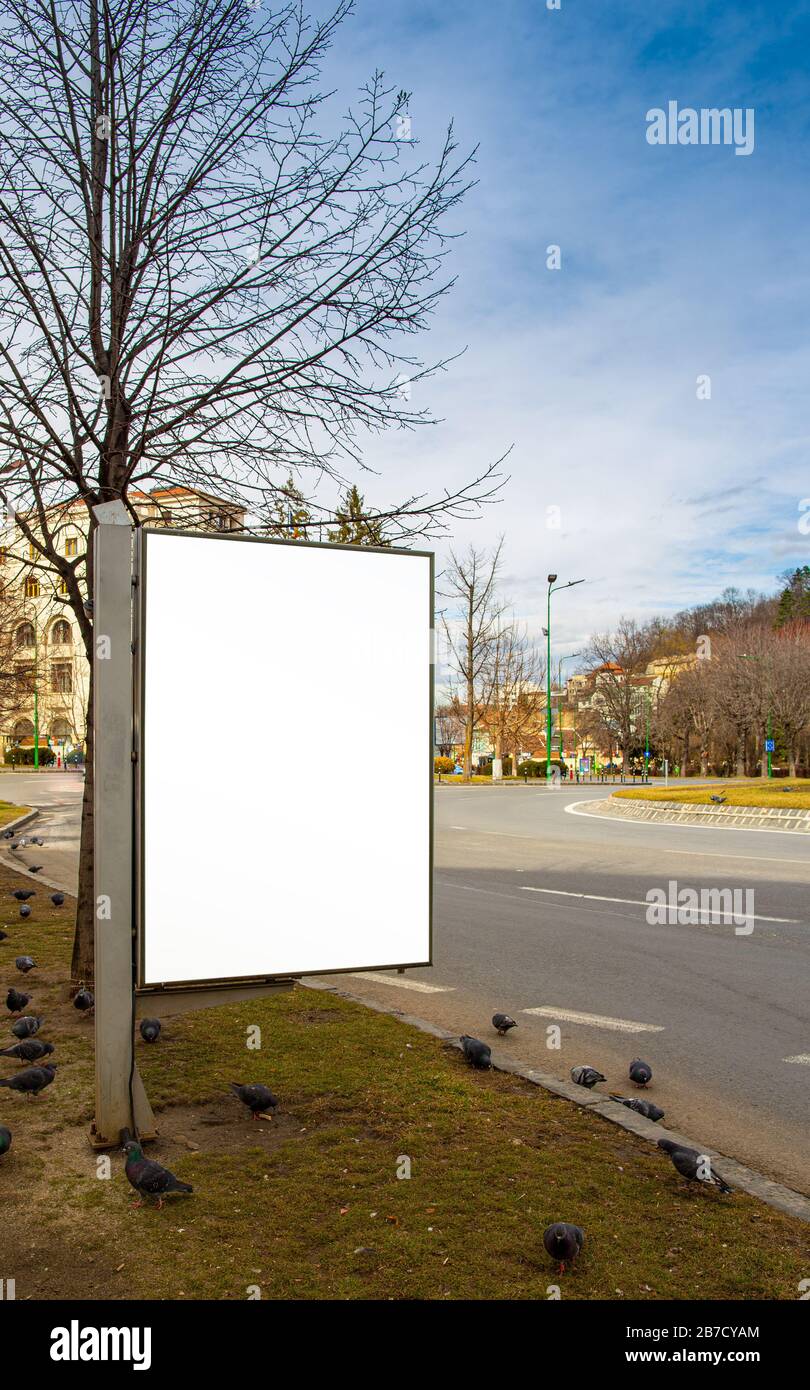 Cartellone stradale con spazio per la copia in primavera Foto Stock