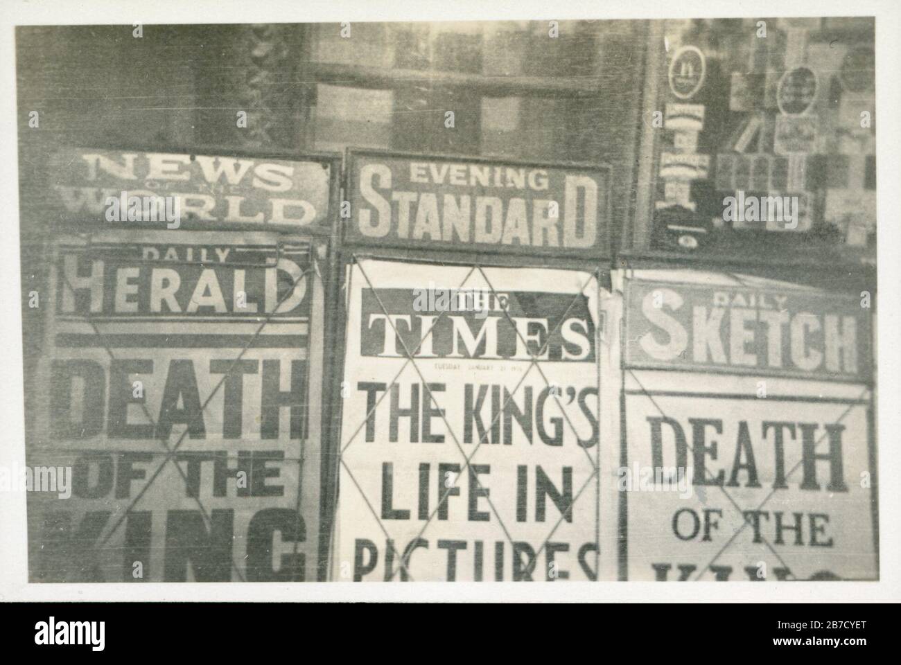 Foto d'epoca istantanea di giornali in uno stand di giornalai il 21 gennaio 1936 che annuncia la morte del monarca re Giorgio V il giorno precedente. Storia sociale volgare foto Regno Unito. Fotografo sconosciuto (collezione Richard Bradley). Foto Stock