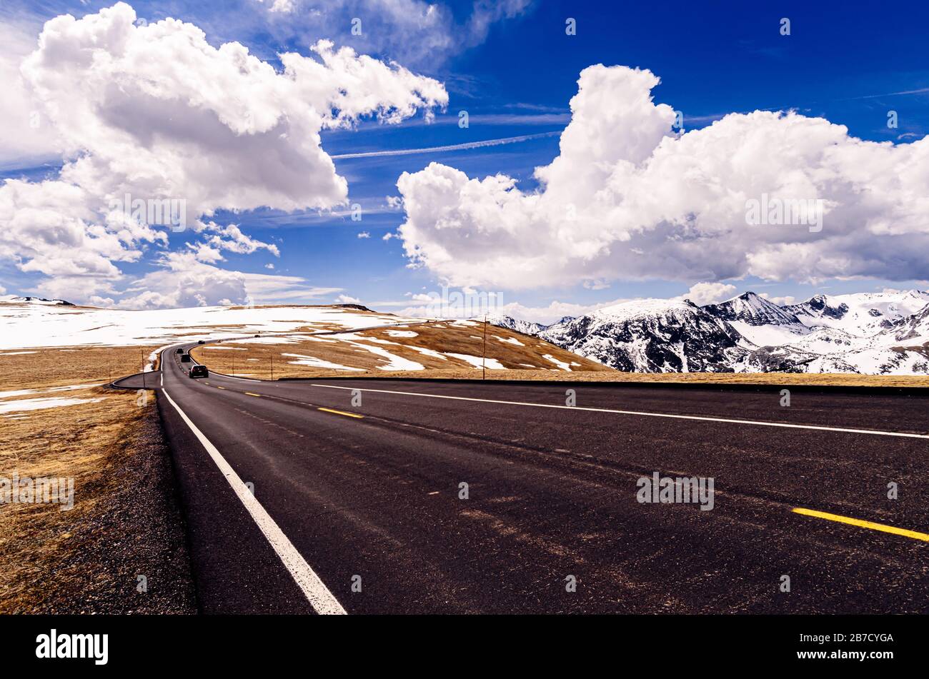 Nuvole bianche puffy sopra Trail Ridge strada byeway o Beaver Meadow National Scenic Byway. autostrada 34 Rocky Mountains Estes Park Colorado USA Foto Stock