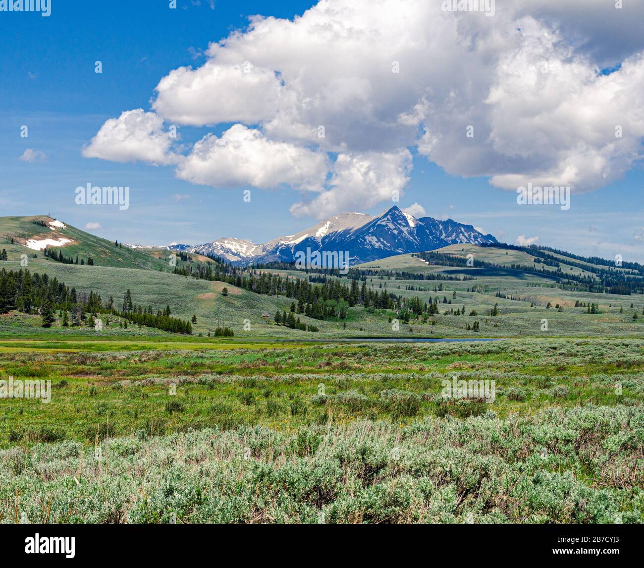 Le nuvole puffy sopra la montagna assomiglia all'eruzione del vulcano o ai segnali del fumo. Nel parco nazionale di Yellowstone Wyoming degli Stati Uniti Foto Stock