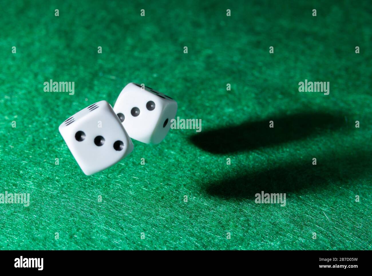 Giocare a giochi di casinò dadi tiro su un tavolo verde. Foto Stock