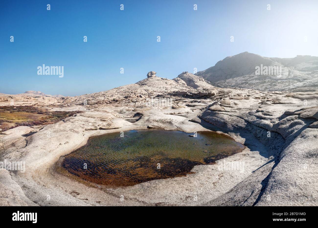 Vulcano e piccolo lago nel deserto del Kazakhstan orientale Foto Stock