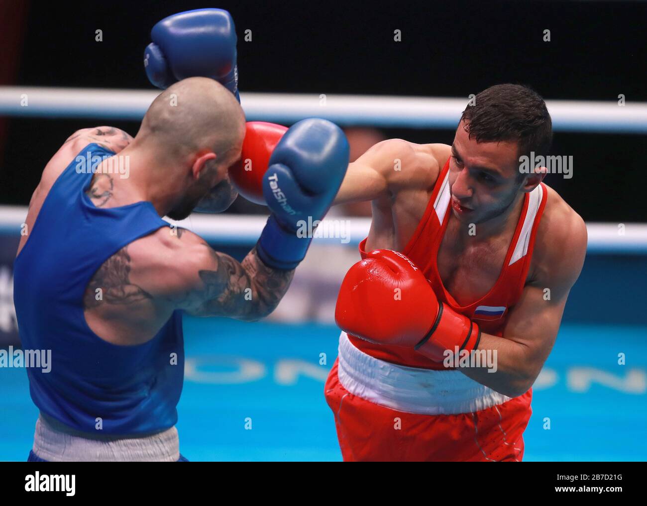 Il russo Gabil Namedov (rosso) sconfigge il georgiano Lasha Guruli (blu) durante il secondo giorno della Boxing Road a Tokyo 2020, evento olimpico di qualificazione presso la Copper Box Arena di Londra. Foto Stock