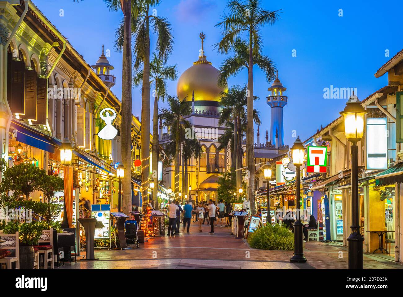 Vista sulla strada di singapore con il sultano Masjid di notte Foto Stock