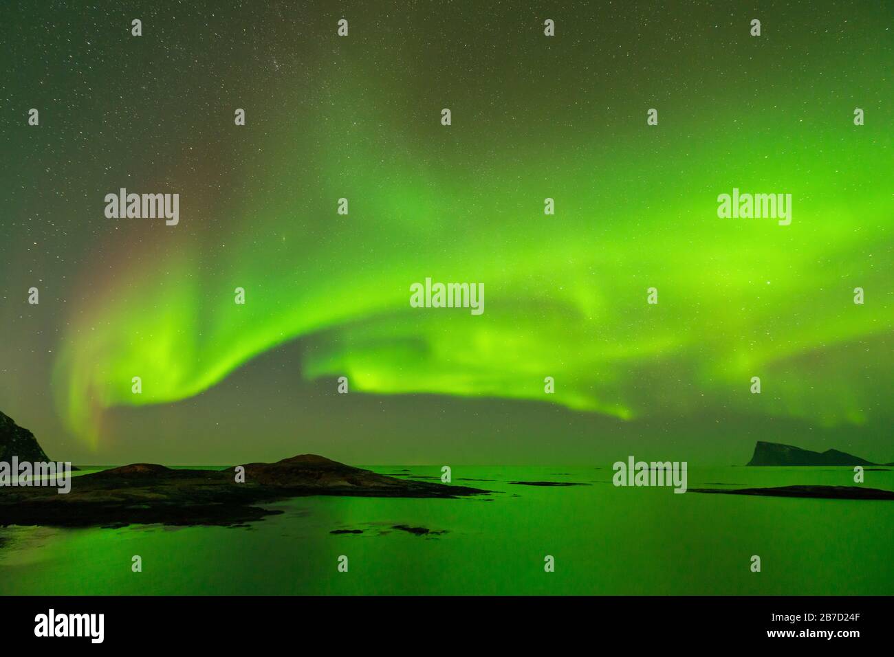 Una bella esposizione di luci del Nord nel piccolo villaggio di pescatori di Sommaroy, Norvegia. Foto Stock