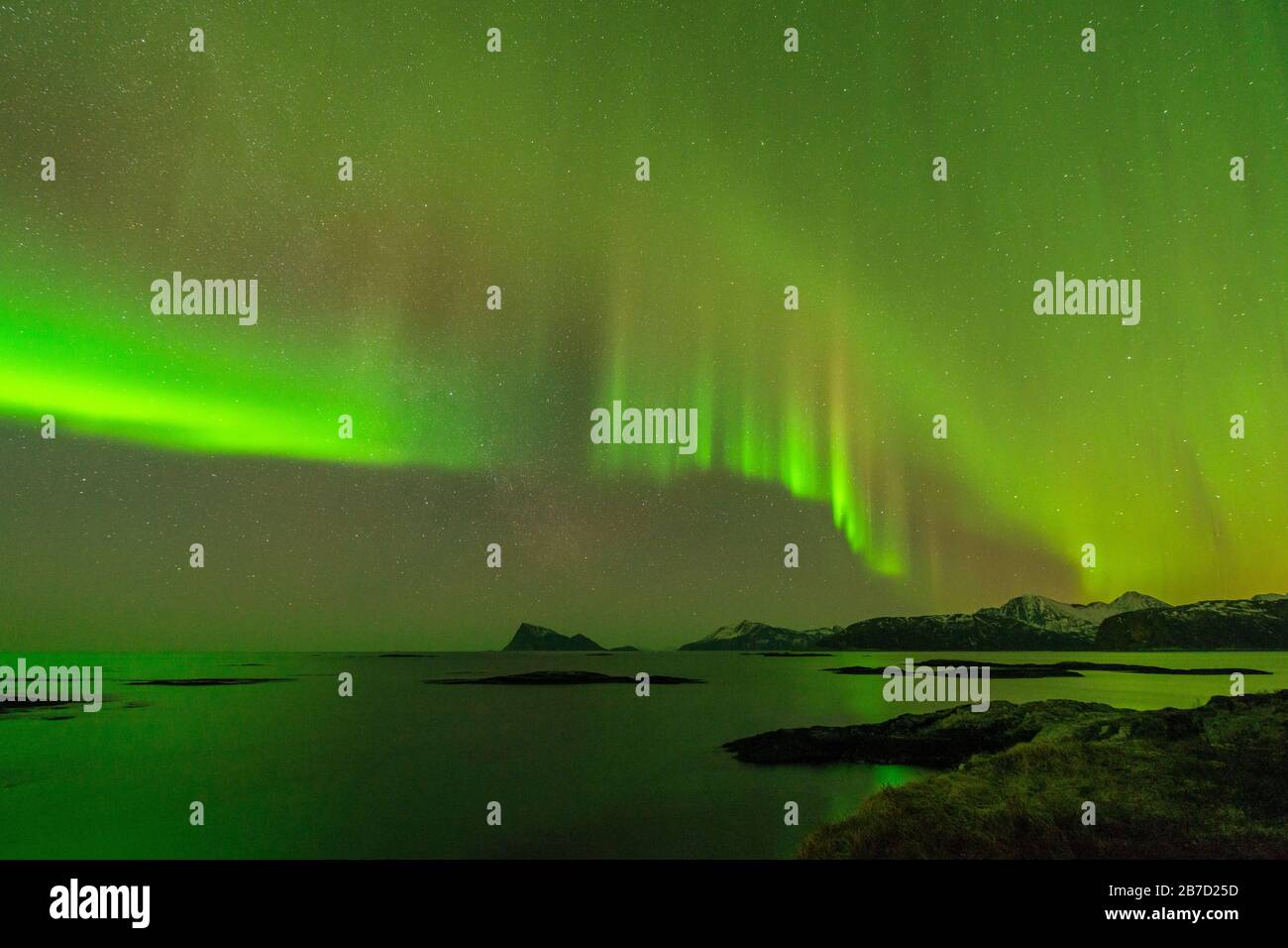 Una bella esposizione di luci del Nord nel piccolo villaggio di pescatori di Sommaroy, Norvegia. Foto Stock