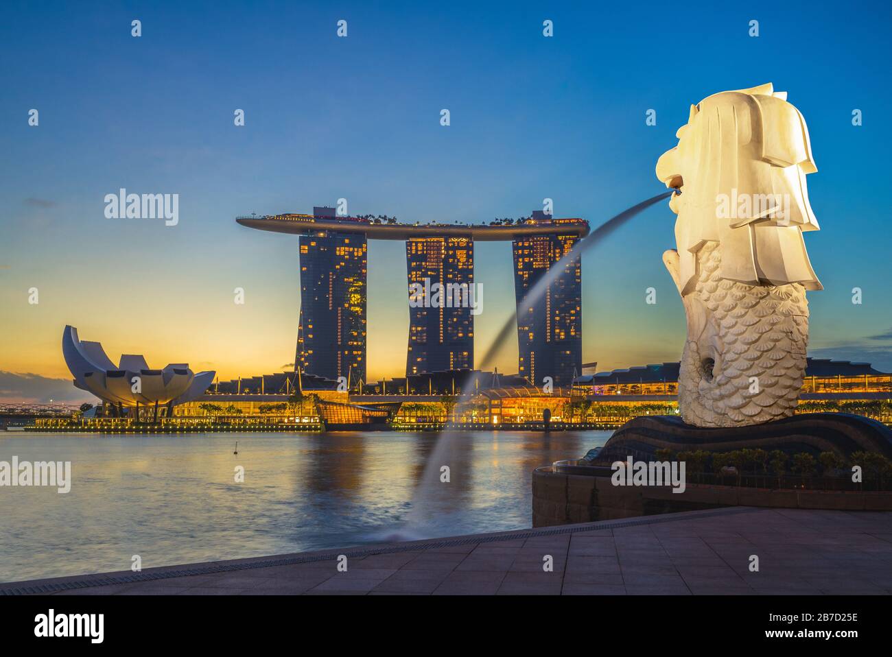Singapore, singapore - 6 Febbraio 2020: Skyline di singapore con merlion e sabbia di notte Foto Stock