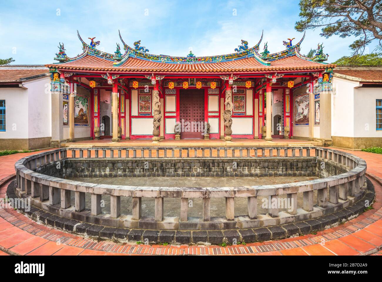 Tempio di Confucio a Hsinchu, Taiwan. La traduzione dei personaggi cinesi è 'porta acheng' sulla porta e 'tempio confucio' sulla lanterna Foto Stock