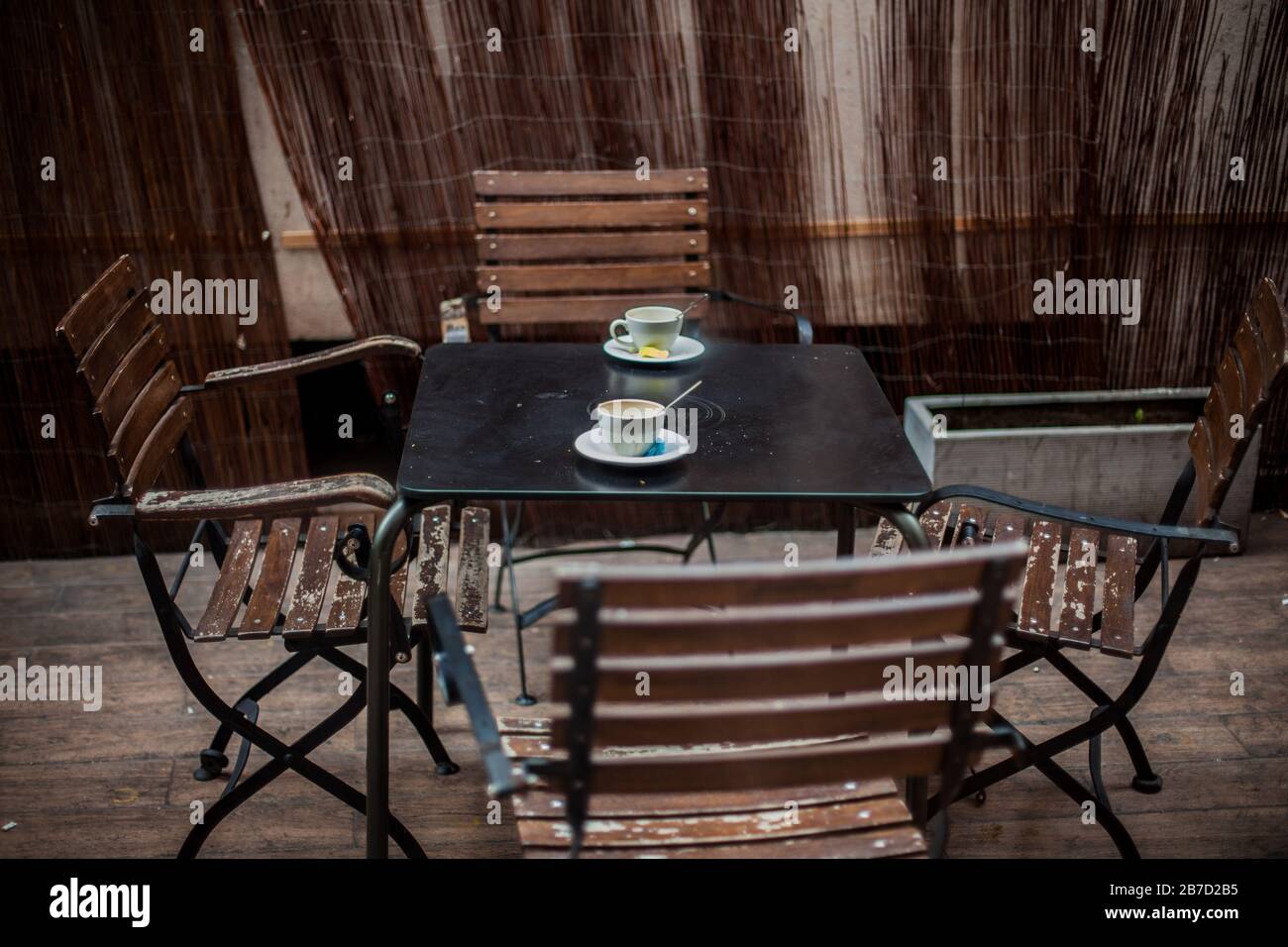 Due caffè ad un tavolo da bar con quattro sedie e nessuno Foto Stock