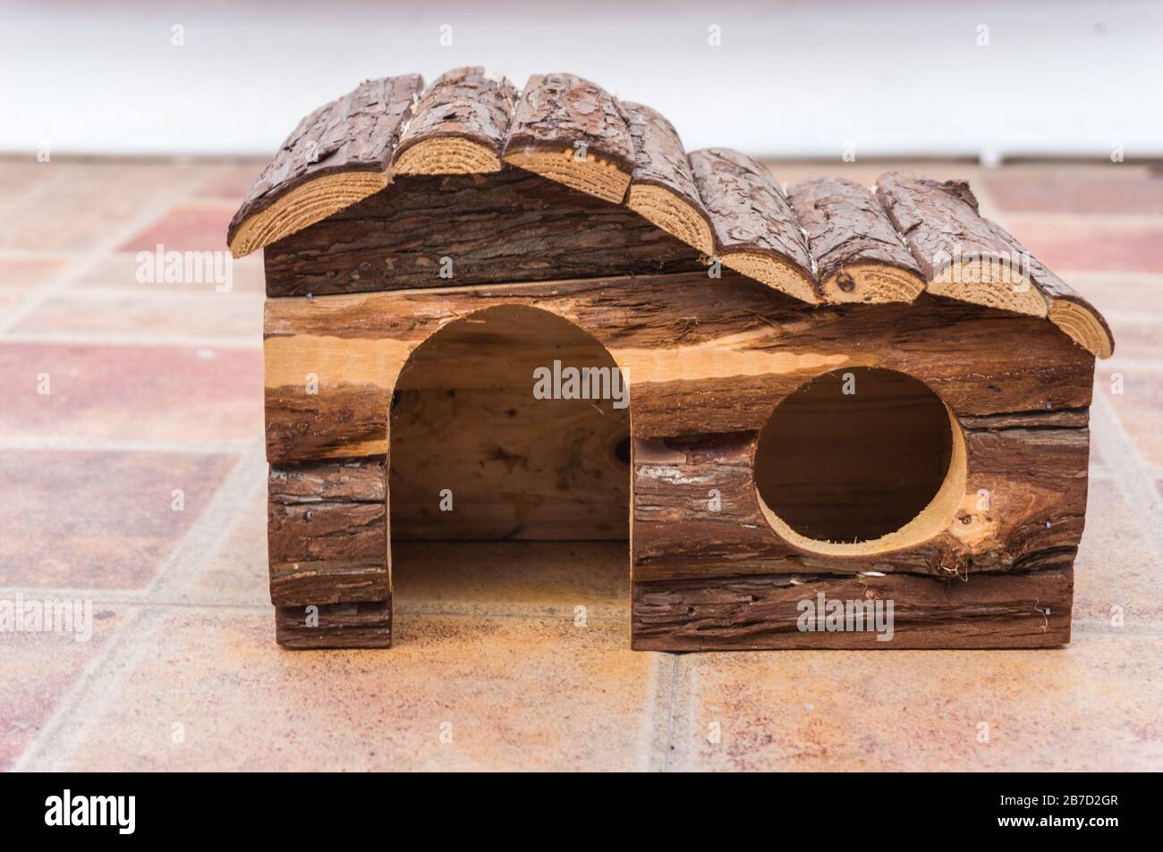 Casa di criceto in legno con porta e finestra Foto Stock