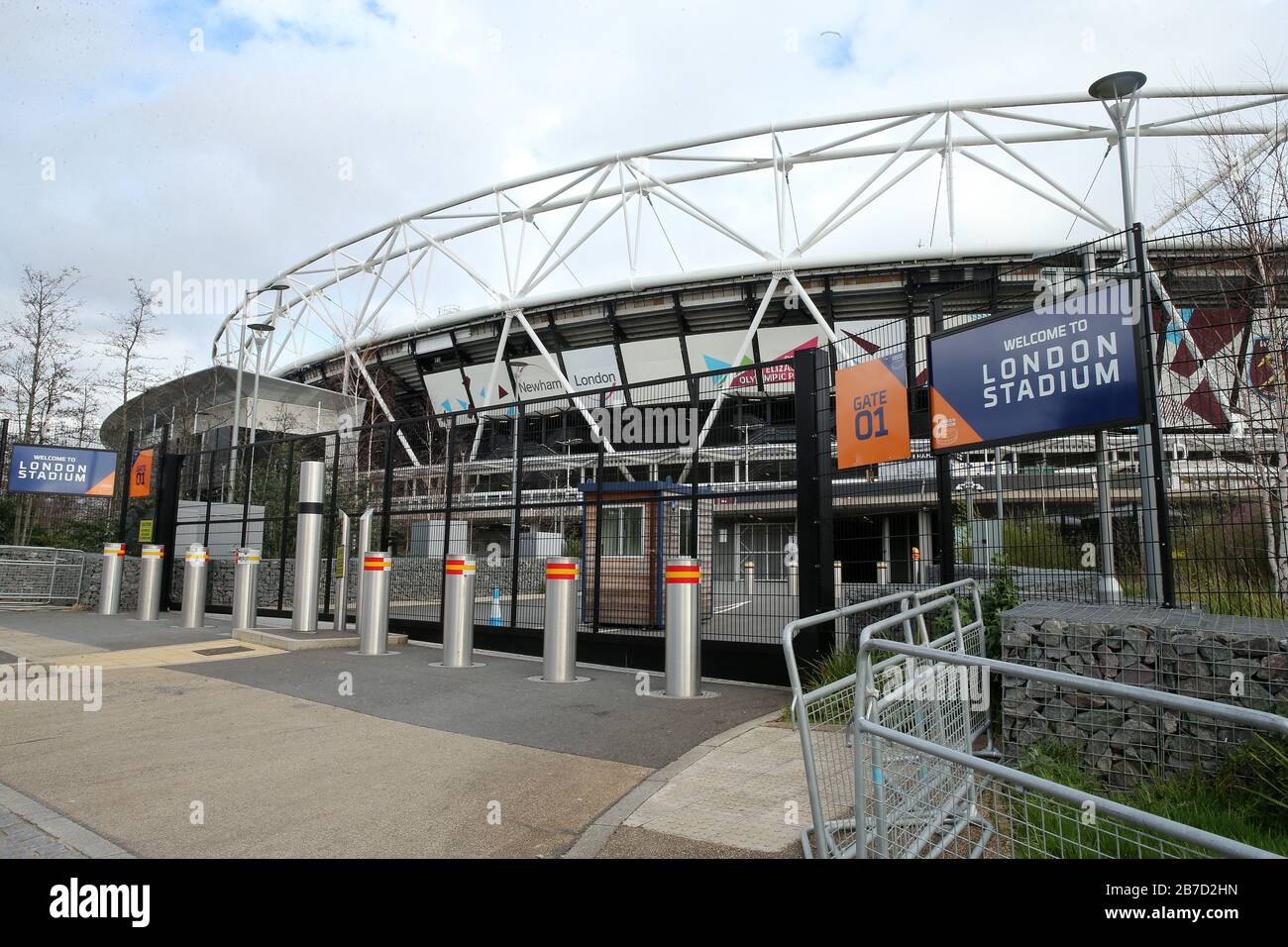 Una vista al di fuori del London Stadium, sede del West Ham United Football Club, dopo l'annuncio del venerdì che la Premier League ha sospeso tutte le partite fino a sabato 4 aprile 2020. Foto Stock