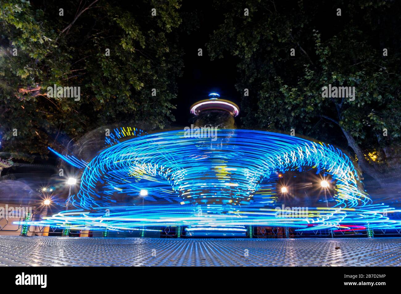 Rotazione delle luci di velocità in movimento nel parco a tema Foto Stock