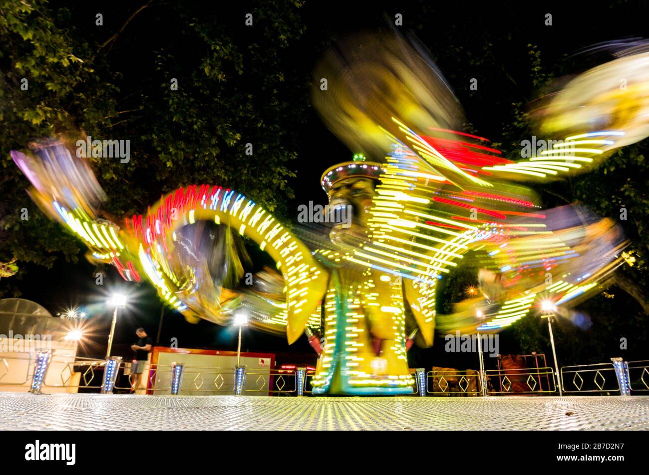 Rotazione delle luci di velocità in movimento nel parco a tema Foto Stock