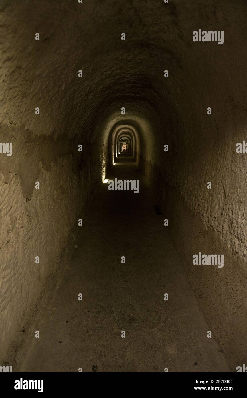 Tunnel scuro con luce sullo sfondo Foto Stock