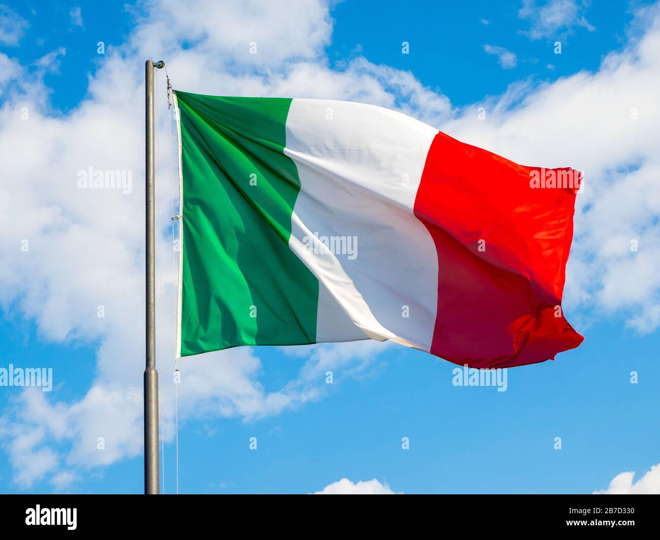 Bandiera nazionale d'Italia che sventola nel cielo blu Foto Stock