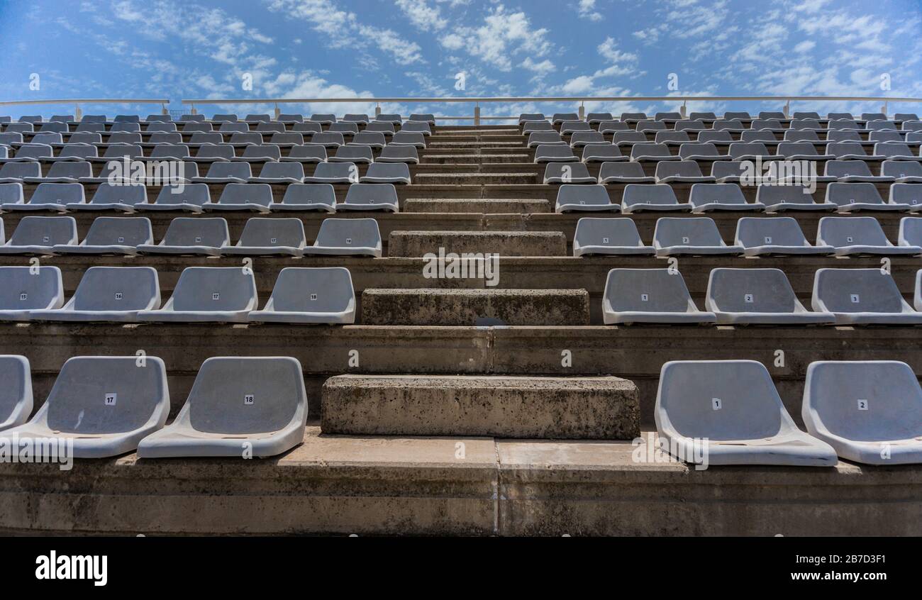 Concetto di eventi. Vuoto grigio si trova allo stadio con cielo blu Foto Stock